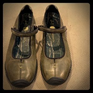 J-41 Heritage leather Mary Jane shoes. Size 9